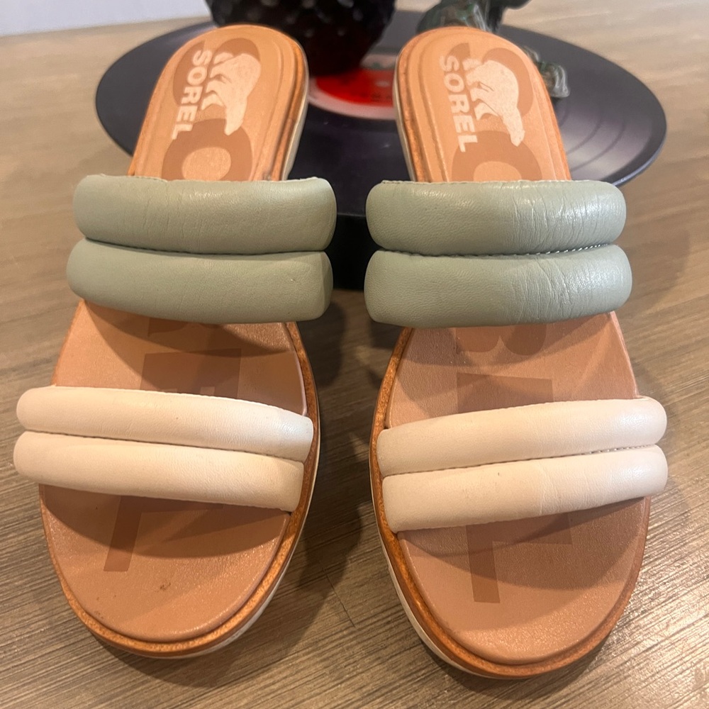 SOREL | puffy slides green and cream